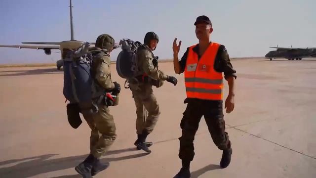 Russian paratroopers made a group parachute jump смотреть онлайн