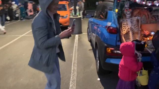 Хэллоуин в школе, дети собирают конфеты смотреть онлайн