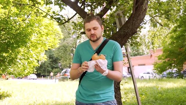 Дешевая бургерная МЕЖДУ БУЛОК / Почему ее все хвалят? / Обзор стрит-фуда смотреть онлайн