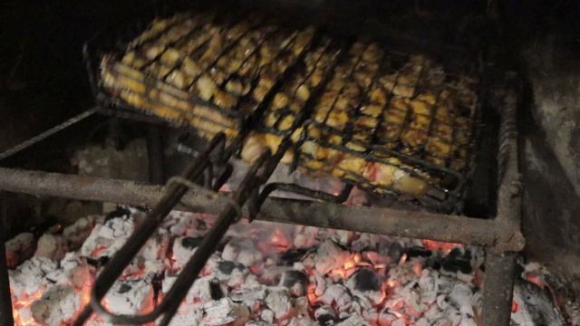 Дом в деревне. Готовлю рёбрышки в камине смотреть онлайн