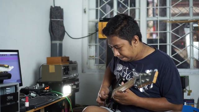 Random Guitar Play with Ibanez GAX 70 смотреть онлайн