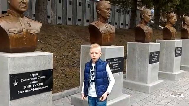 Медведев Максим читает стихотворение Р Казаковой "На фотографии в газете" смотреть онлайн