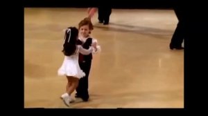 Дети танцуют спортивные бальные танцы,