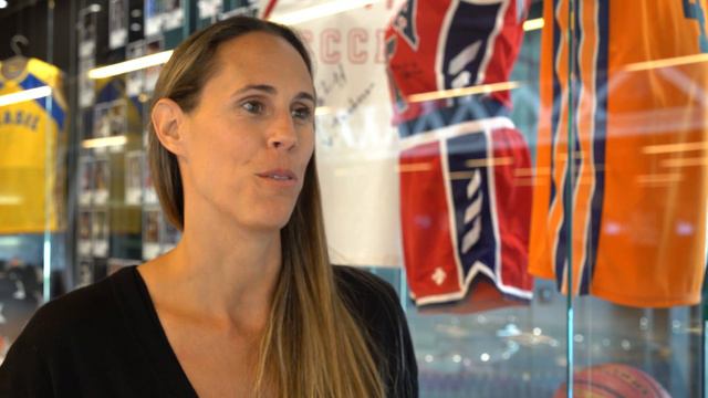 Amaya Valdemoro - What is non-verbal communication? смотреть онлайн