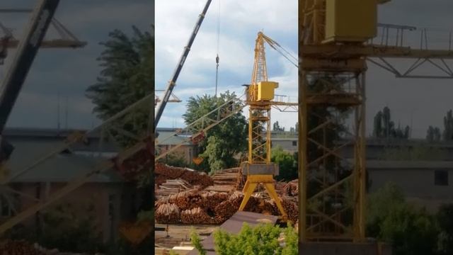 Ставим новую стрелу на башенный кран. (1) смотреть онлайн
