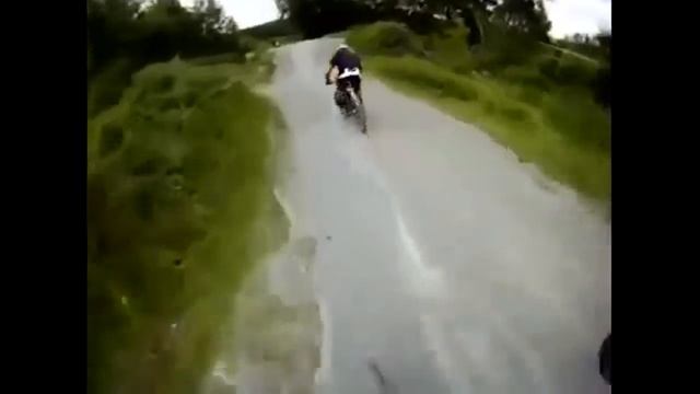 Таких приколов на велосипедах вы не видели.Парни дуреют на велосипедах приколы обхохотаться. смотреть онлайн