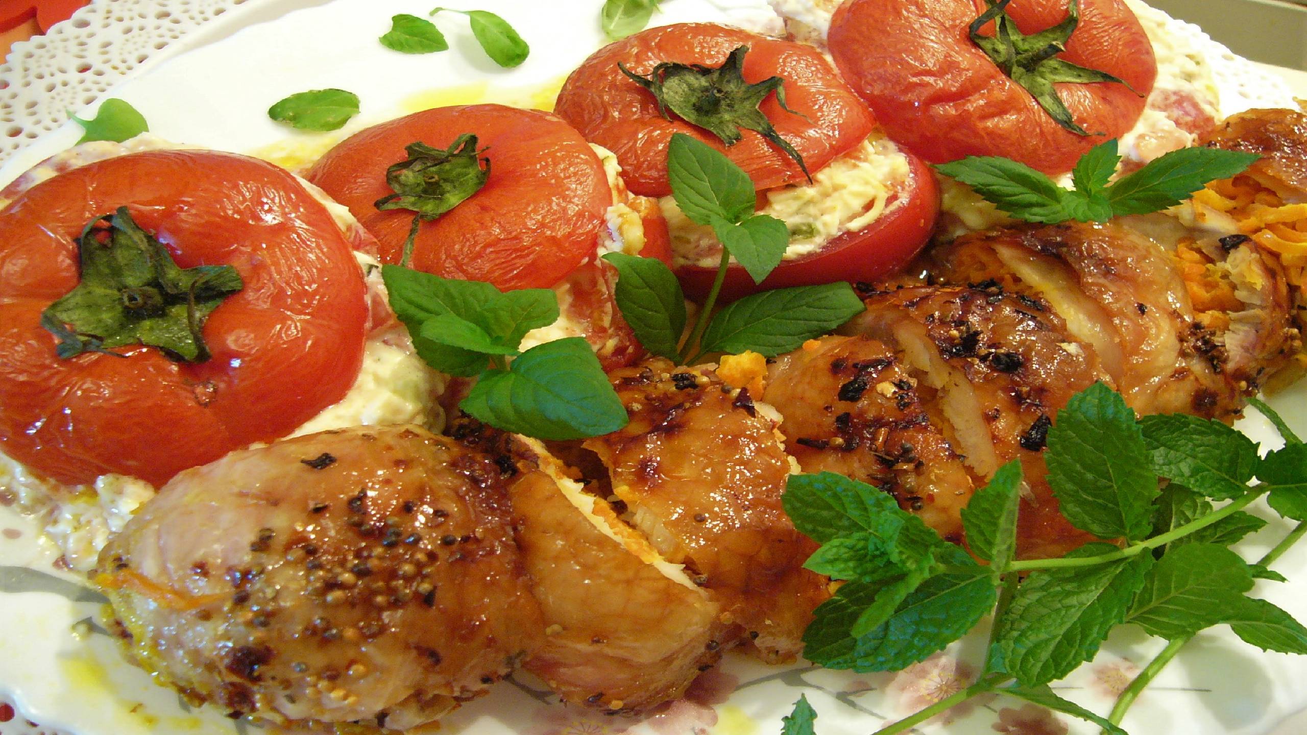 Фаршированные помидоры и куриные рулетики с овощами. смотреть онлайн