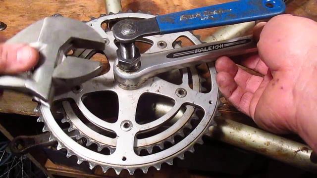 HOW TO REMOVE a CRANK ARM from an OLD ROAD BIKE! смотреть онлайн