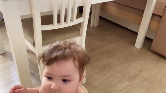 Влог Наш вечер. Ульяша с её любимой игрушкой балуеться. смотреть онлайн
