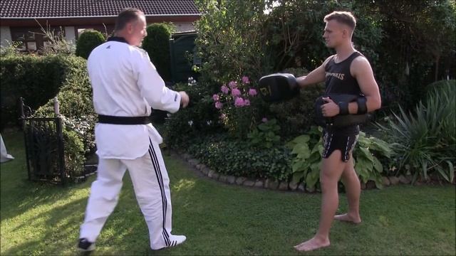 Kampfsport - Tutorial 02: Front Kick (HD/Canon Legria HF G25) смотреть онлайн