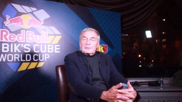 Erne Rubik Compares His Game With Chess. Эрнё Рубик сравнивает изобретенную им игру с шахматами.