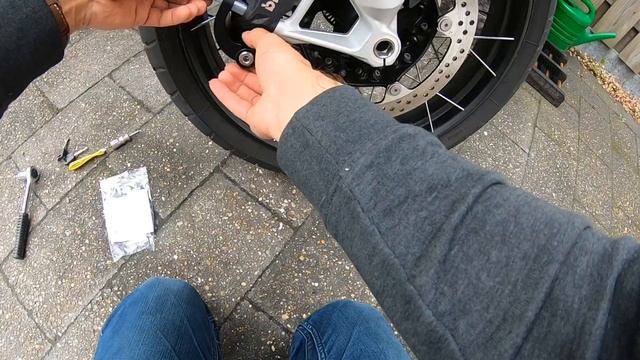 Unpacking and installing the ROADLOK XRA motorcycle disc lock on a BMW R 1200 GS Adventure смотреть онлайн