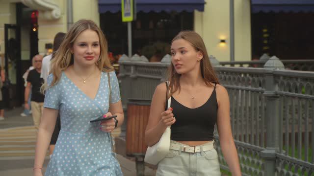 4K.Beautiful Stylish Girls And Young People Are Relaxing In The Famous Place Of Moscow.