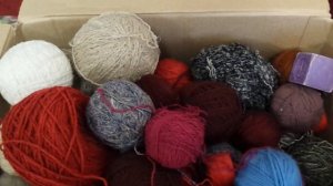 Что связать из разных остатков пряжи? Плед из разных остатков пряжи. Плед крючком из остатков.