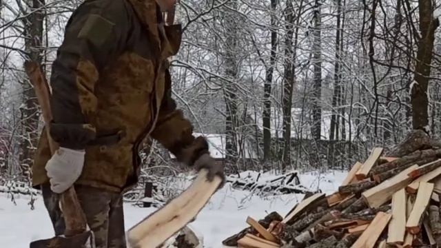 Колка дров по деревенски! Как правильно колоть дрова? смотреть онлайн
