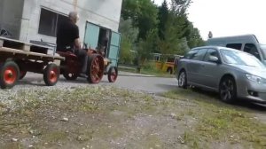 паровой двигатель! очень древний трактор на паровом двигателе!