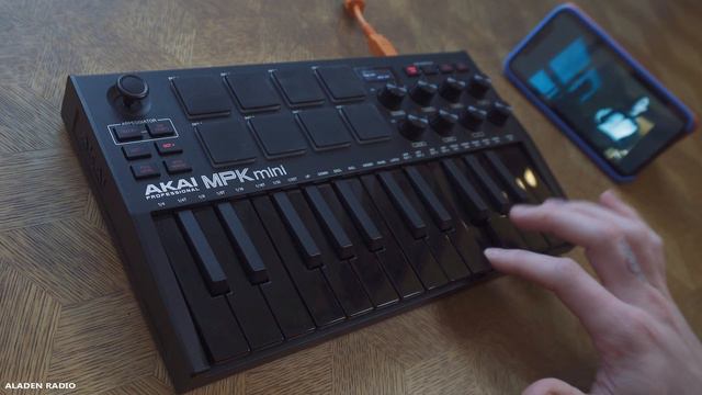 College & Electric Youth - A Real Hero (Synth Cover Donner B1 Analog Bass) смотреть онлайн