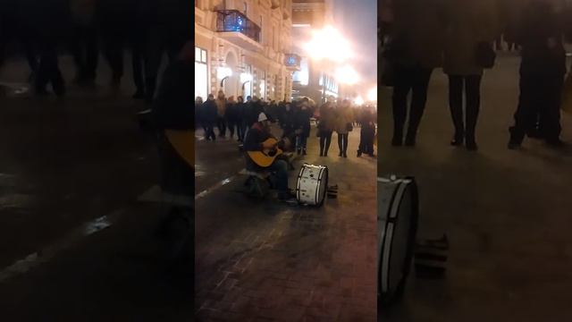 Дяденька играет классную песню ..Москва . Арбат .) смотреть онлайн