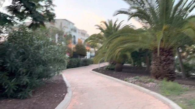 гуляю у подножья горы в Лос Кристианос смотреть онлайн