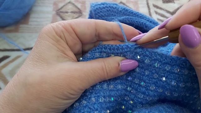 Ввязываю крючком мелкие бусины (биконусы), в полотно из толстой пряжи.