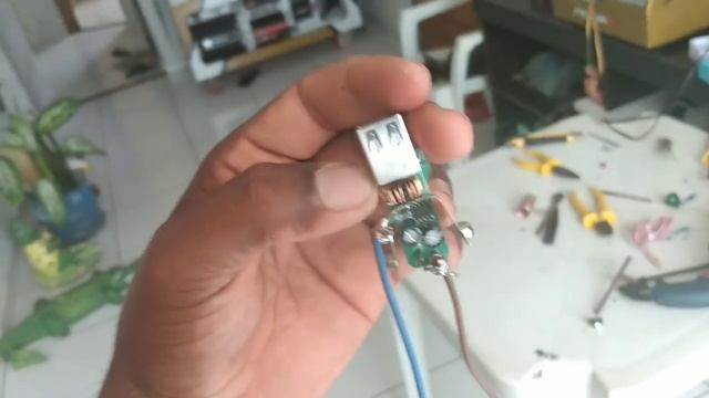 Como instalar carregador veicular em rack móvel Automotivo смотреть онлайн