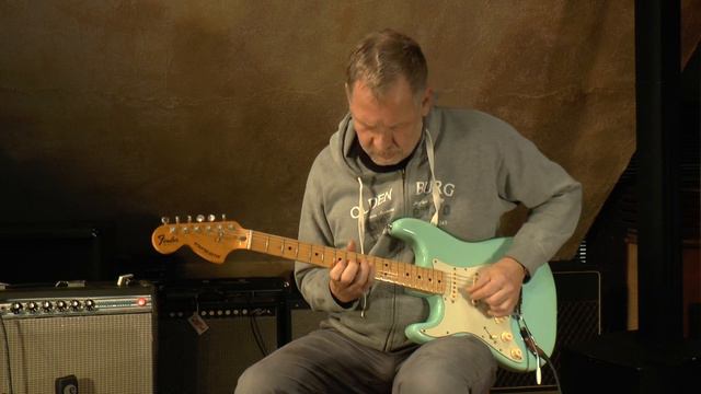 Left Hand Fender Stratocaster 1976 foam green presented by Vintage Guitar Oldenburg смотреть онлайн