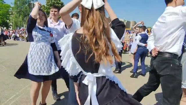 77 пар закружились в танце под мелодию песни Ярослава Евдокимова. смотреть онлайн
