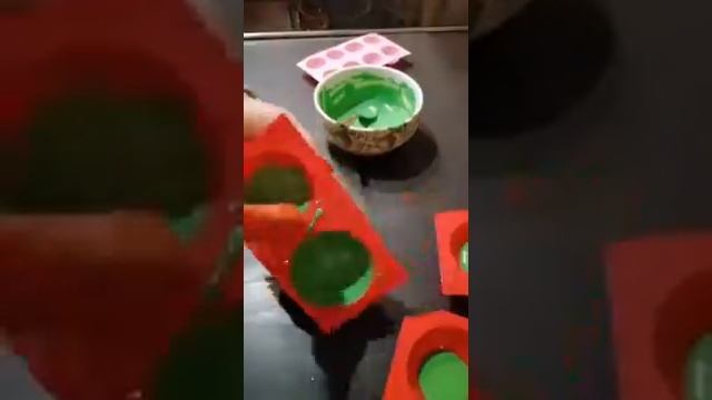 Делаем полусферы из шоколада. Чтобы сделать шоколадные шары для украшения торта. Своими руками смотреть онлайн