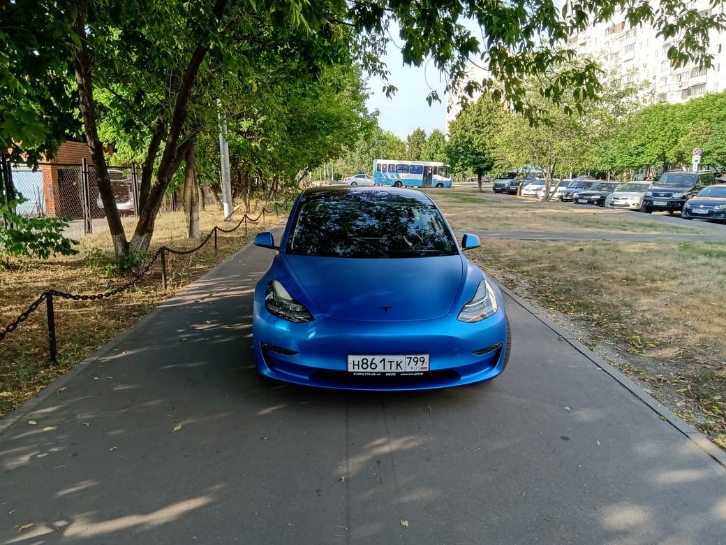 В качестве превью к интервью немного автономного движения от Tesla Model 3