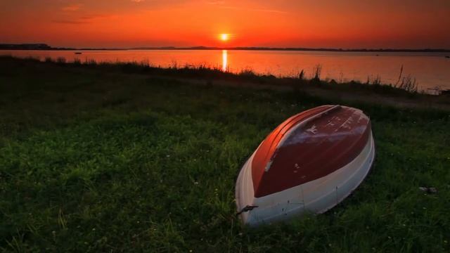 Закат, лодка на берегу смотреть онлайн