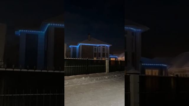 Яркие гирлянды, дюралайт установлены на фасаде дома смотреть онлайн