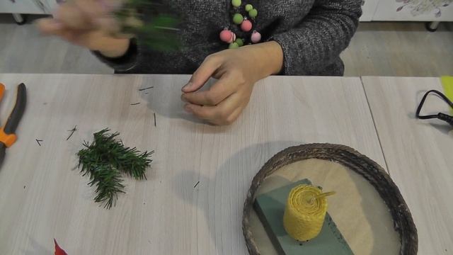 Новогодняя композиция со сладким подарком. Флористика смотреть онлайн