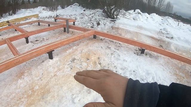 каркасный дом 9 на 9. обвязка, делаем лаги пола, на винтовом фундаменте. тонкости работы в одного