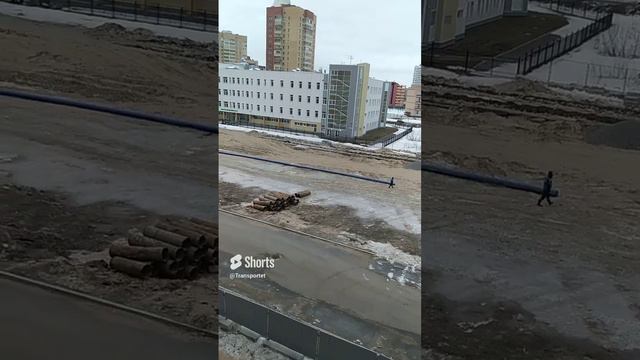 Экскаватор тащит длиннющею трубу #Shorts #пнд #трубы смотреть онлайн
