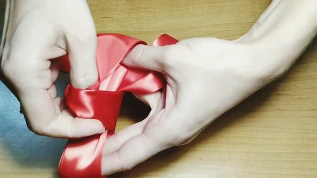 Самый простой способ завязать бант // Тhe easiest way to tie a bow смотреть онлайн