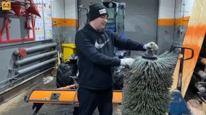 Как поменять щеточные диски на щетке для мини-погрузчика