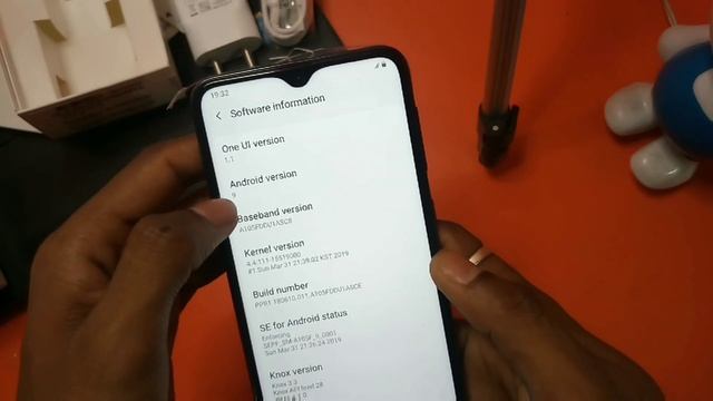 Samsung Galaxy A10 Unboxing l And Review смотреть онлайн