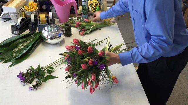 Simple Table / Reception Arrangement Of Spring Flowers смотреть онлайн