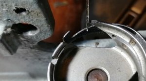 Как выставить игловодитель и челнок "ВЕРИТАС" 35 Видео № 14