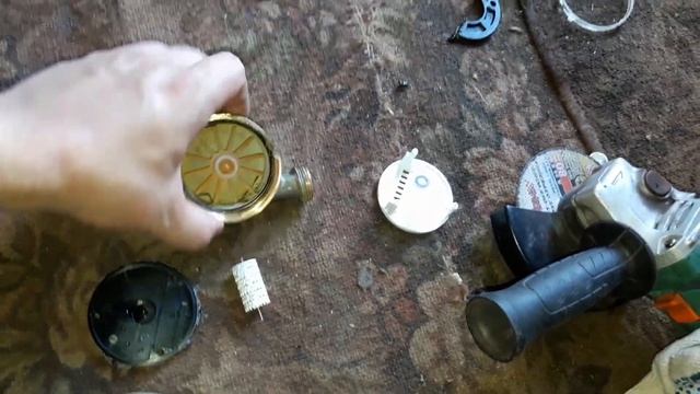 Сломался счётчик воды решил разобрать его посмотреть что внутри него. смотреть онлайн