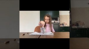 Какой обман кроется в фокусе со стаканом воды и батарейками?