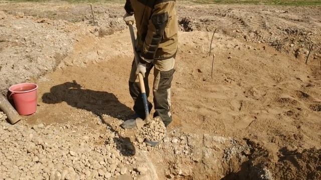 Деревянный дом на камнях. Забутовываем ямы и засыпаем песком всю площадь под домом. Часть 3 смотреть онлайн