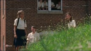 момент из фильма майор пэйн мальчики бегают в платьях