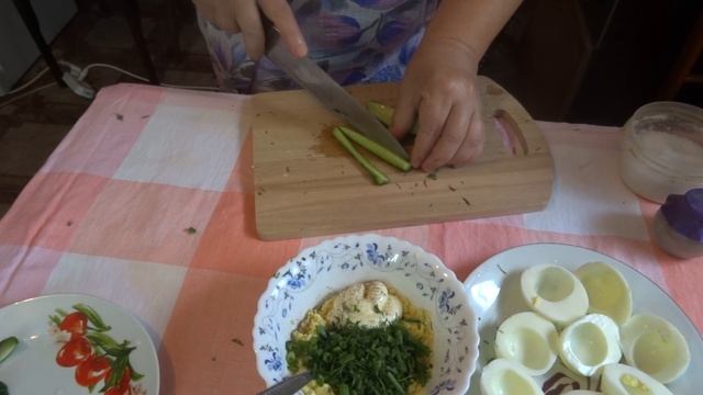 Яйца фаршированные!(зеленью и огурцом)