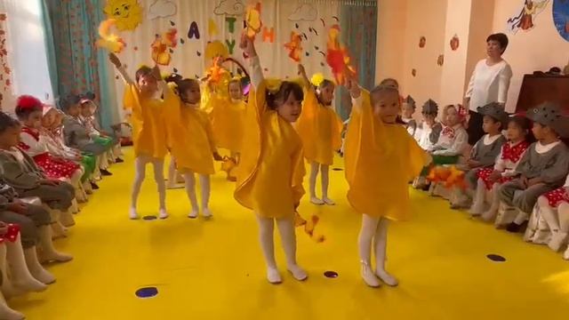 Танец с листиками.Подготовит.группа. смотреть онлайн