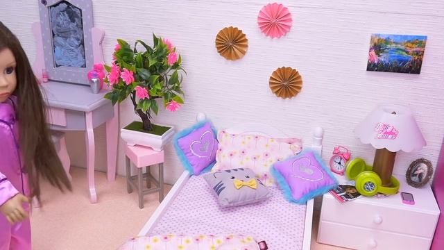 Doll Friends Ride Pink Car after Morning Routine! Play Toys! смотреть онлайн