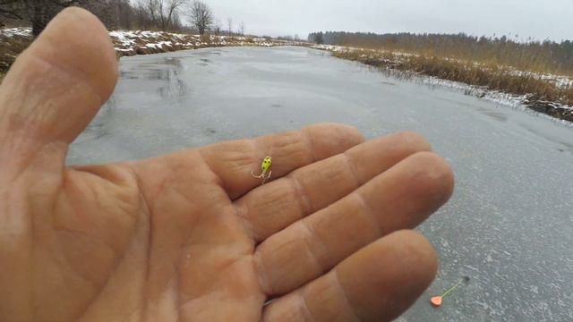 Зимняя рыбалка первый лёд 2021. Рыбалка на малой речке в затоне. Клёв окуня, на мормышку, и чёртика смотреть онлайн