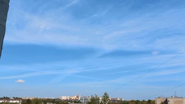 Небо затянутое белыми химическими трейлами. смотреть онлайн