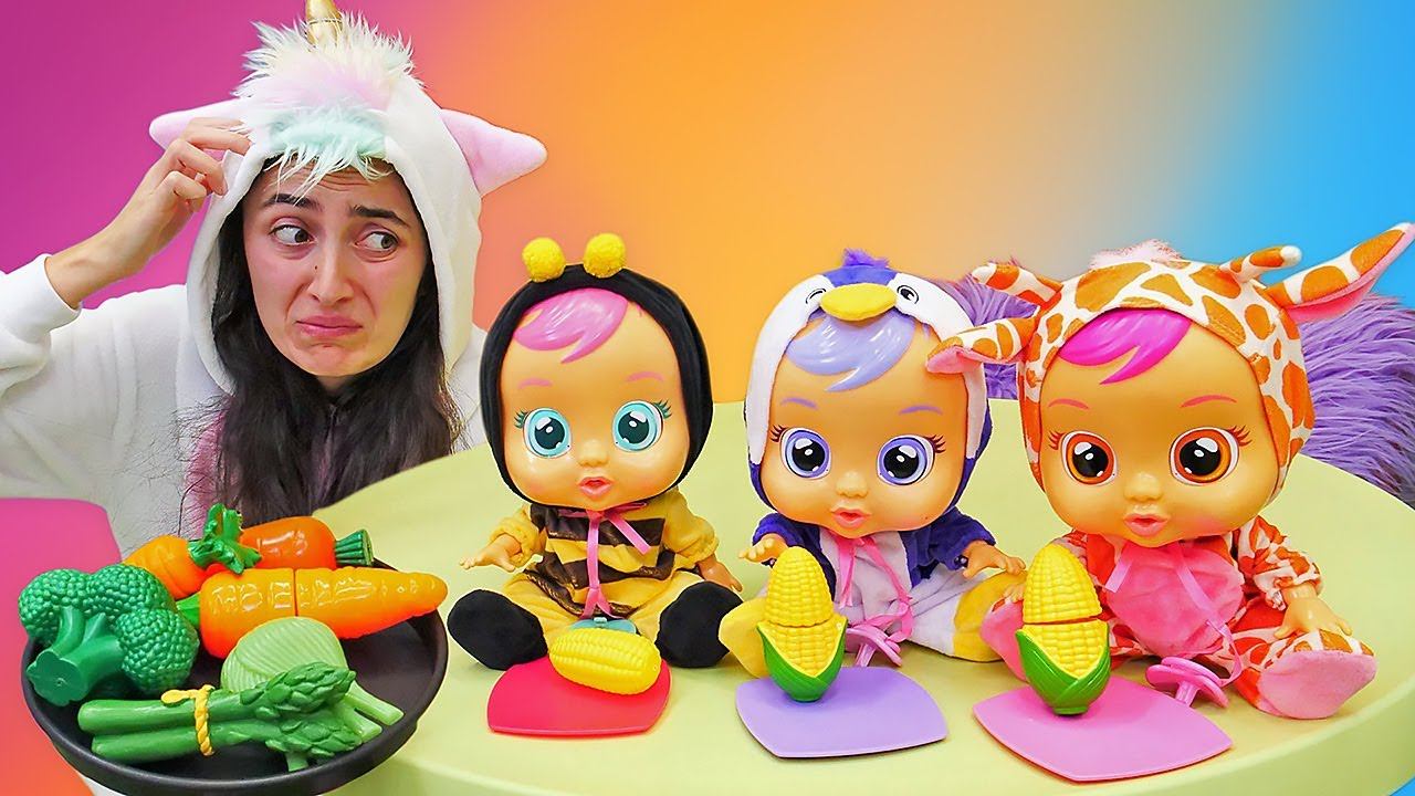 Видео куклы для девочек - Милая пони Единорожка и куклы БЕБИ! Что едят Пупсики? - Игры Дочки Матери смотреть онлайн