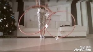 Учимся вращать обруч восьмёркой